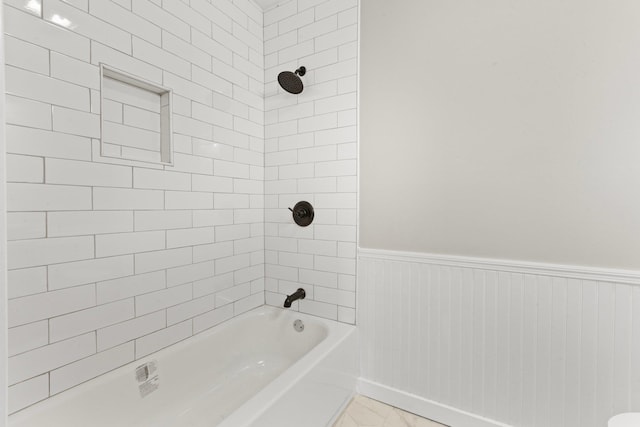 bathroom with tiled shower / bath