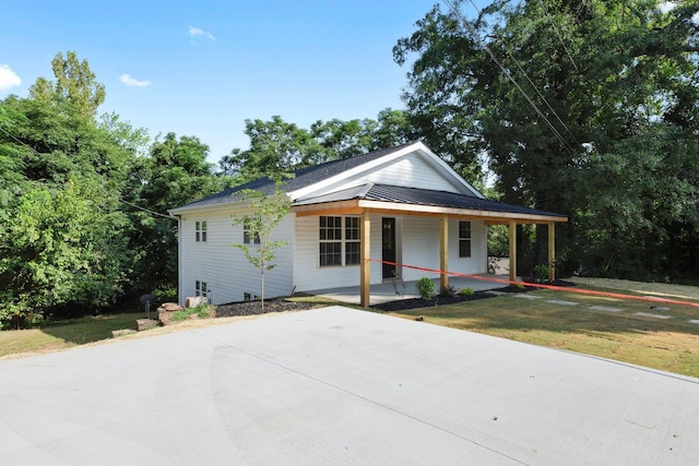 view of front facade featuring covered porch and a front lawn