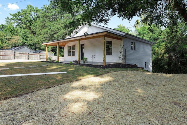 view of front of house featuring covered porch and a front lawn