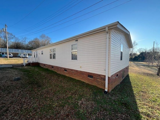 view of side of property featuring a lawn