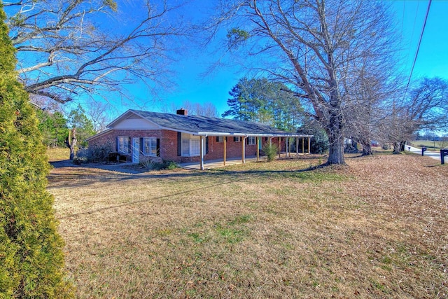 ranch-style home featuring a front lawn