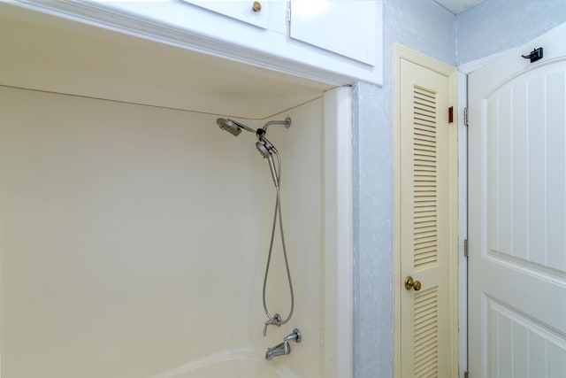 details featuring shower / tub combination