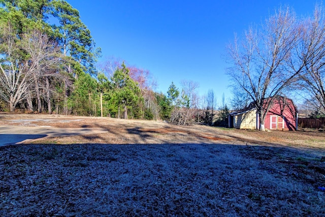 view of yard with an outdoor structure