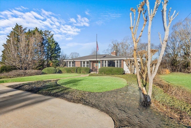 single story home featuring a front lawn