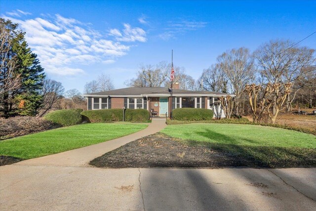 ranch-style home featuring a front lawn