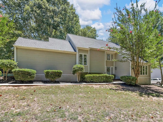 ranch-style home featuring a front lawn