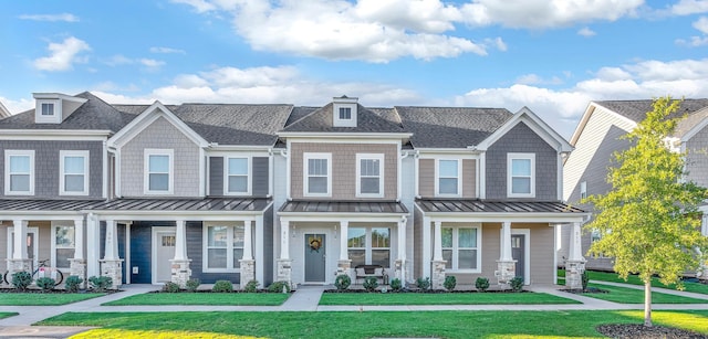 view of front facade featuring a front lawn