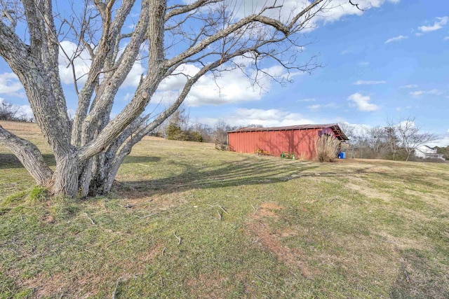 view of yard featuring an outbuilding