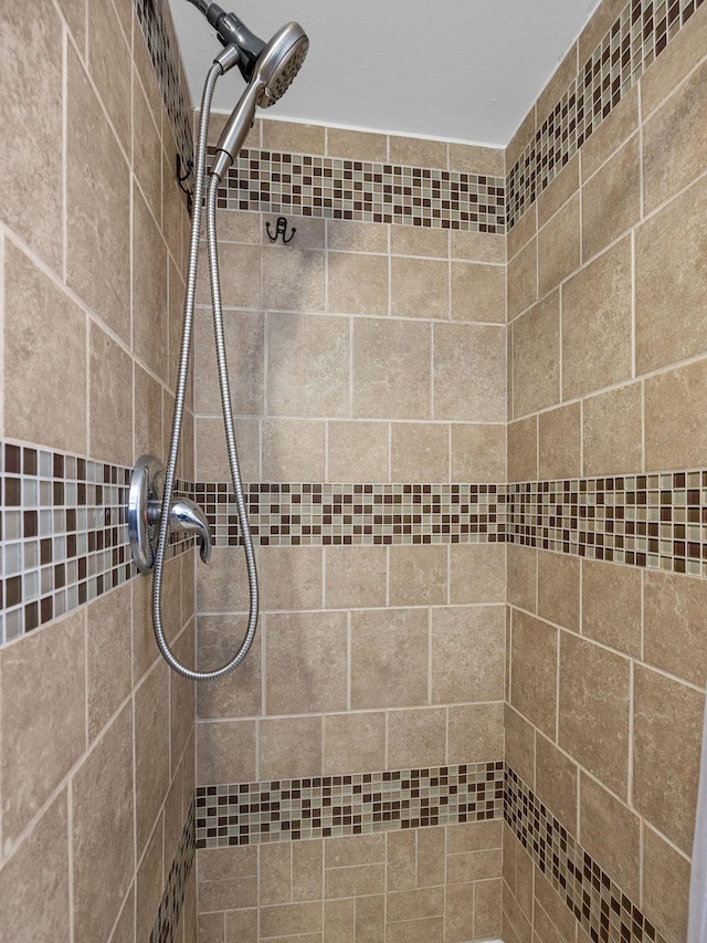 bathroom featuring tiled shower