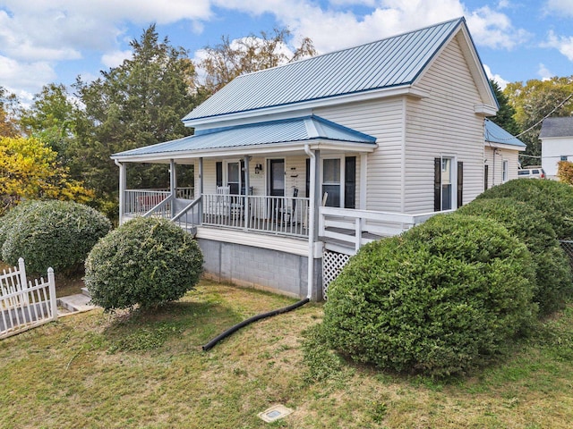 view of front of house featuring a porch and a front lawn