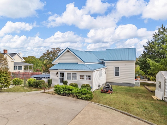 view of front of home featuring a front yard