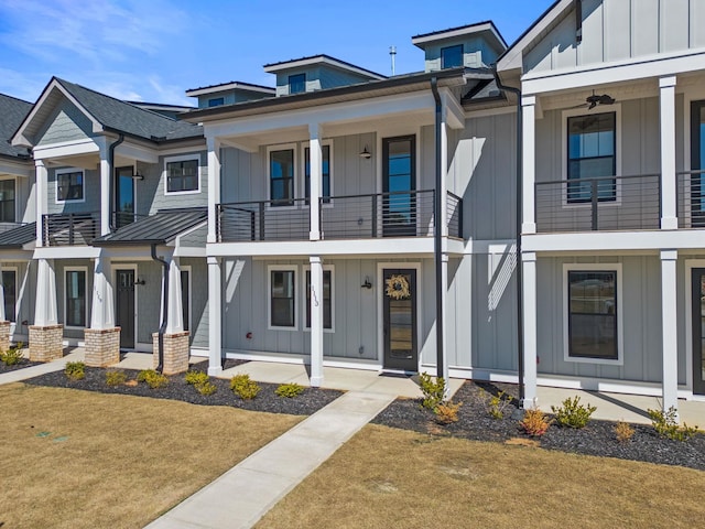 view of front facade with a front yard