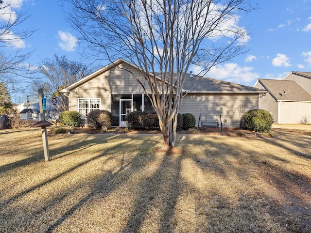 single story home with a front yard