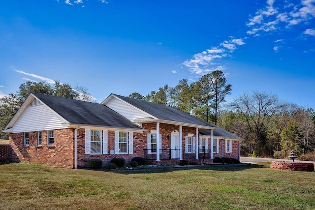 single story home with a front yard