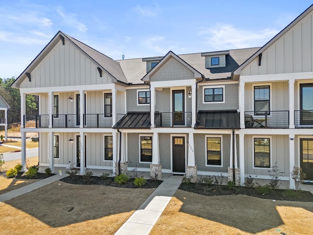 view of front of property with a front lawn