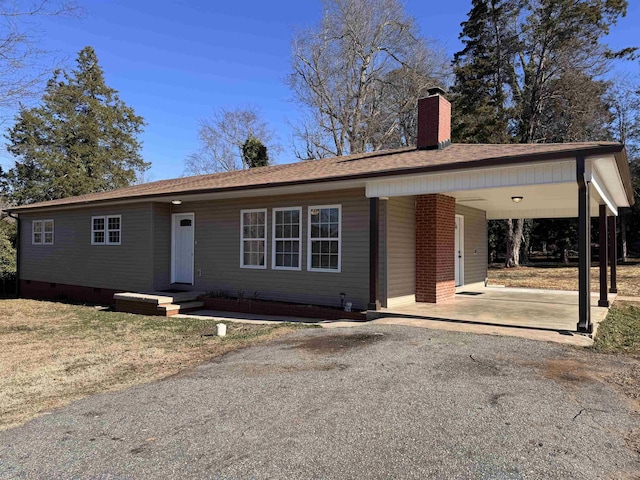 single story home featuring a carport