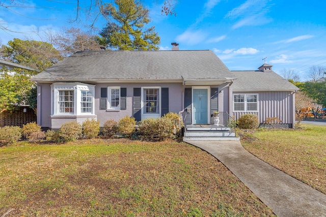 view of front of house featuring a front lawn