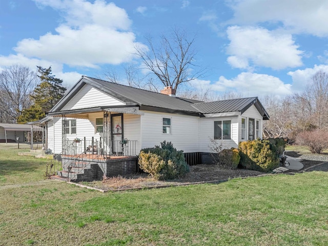 view of front facade with a front lawn