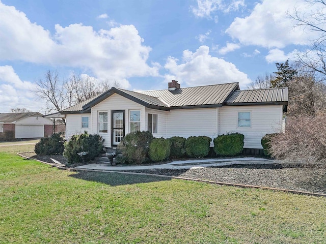 single story home featuring a front lawn