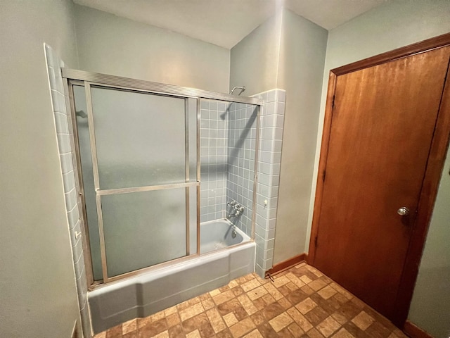 bathroom with enclosed tub / shower combo