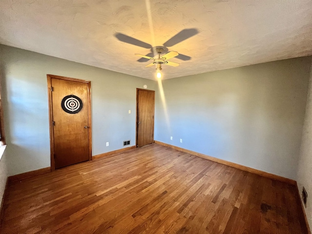 unfurnished bedroom featuring ceiling fan, a textured ceiling, and light hardwood / wood-style floors