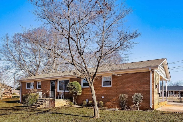 single story home featuring a front lawn