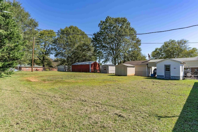 view of yard featuring a storage shed