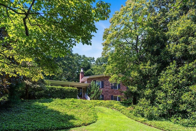 view of front of property featuring a front yard