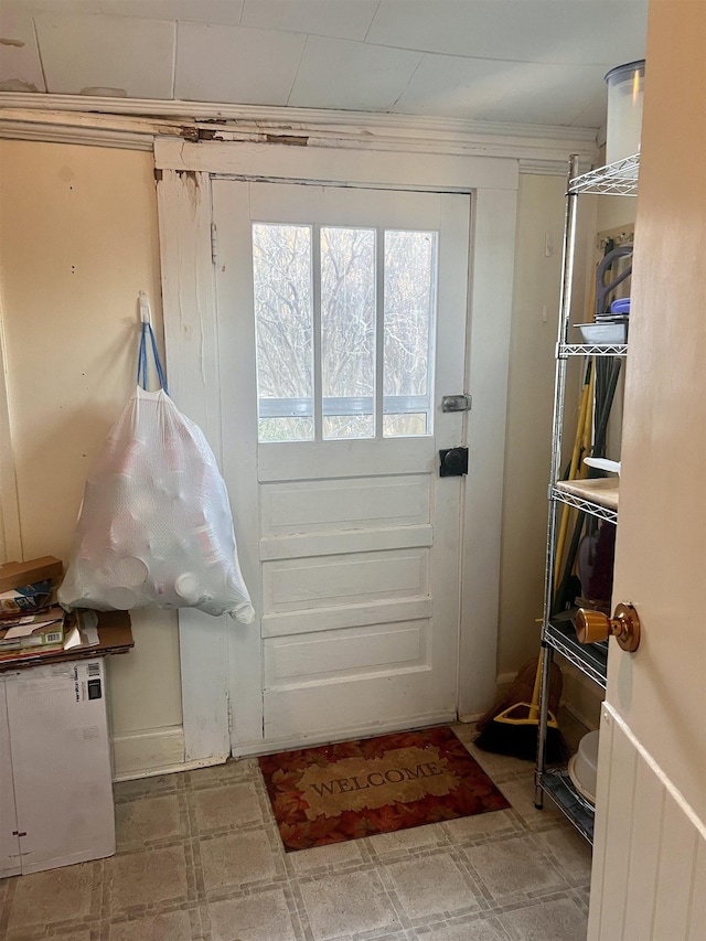 doorway with crown molding