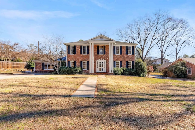 view of front of property featuring a front yard