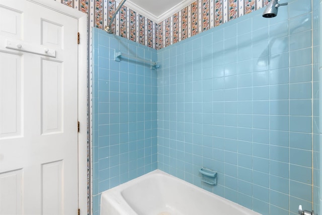 bathroom with tiled shower / bath combo