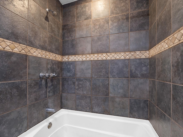 bathroom with tiled shower / bath combo