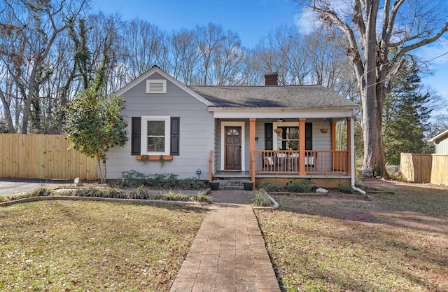 view of front of property featuring a front yard and covered porch