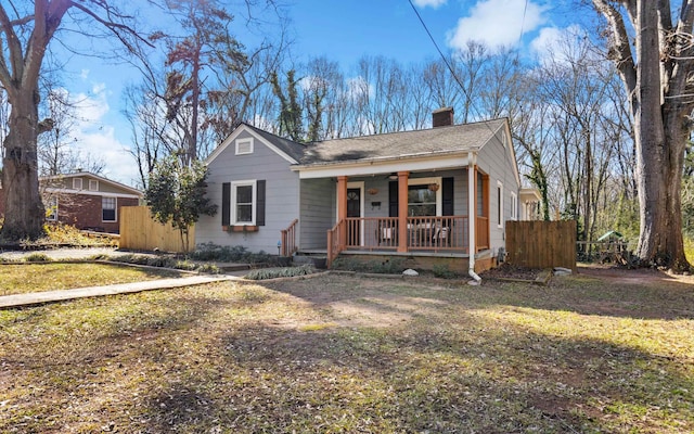 view of front of property featuring a front yard and a porch