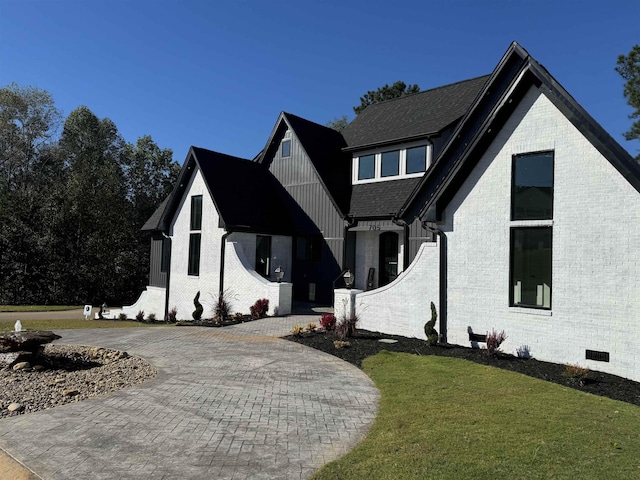 view of front of property featuring a front yard