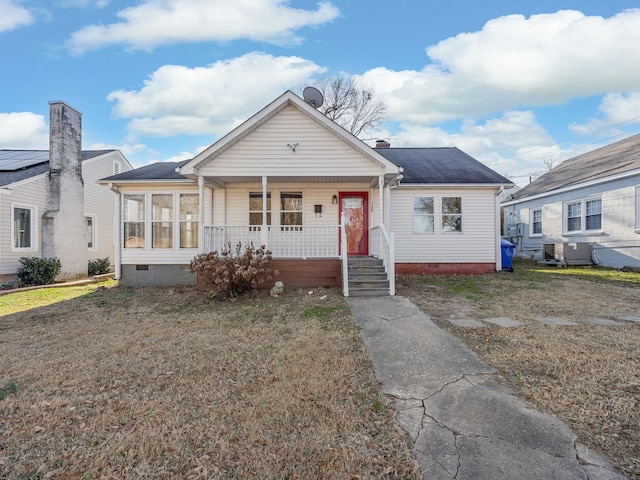 bungalow-style home featuring a front yard and covered porch