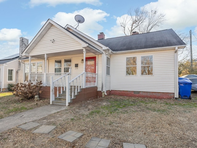 view of front of property featuring covered porch and a front yard