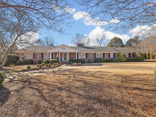 single story home with a front yard