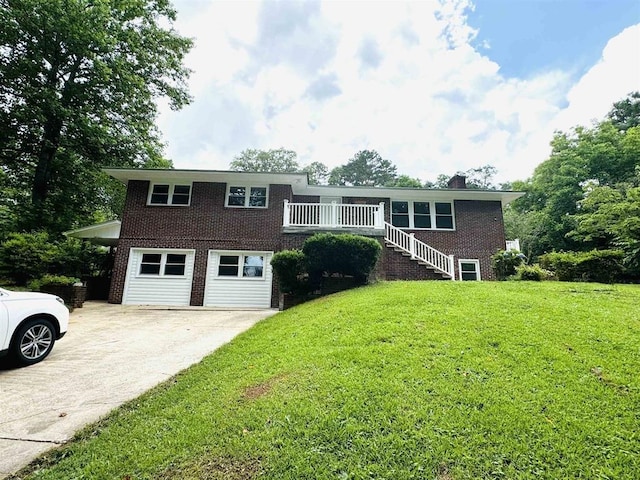 view of front facade featuring a front lawn and a garage