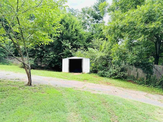 view of yard with an outdoor structure