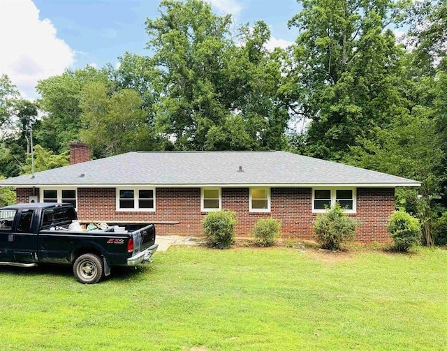 view of front of home featuring a front lawn