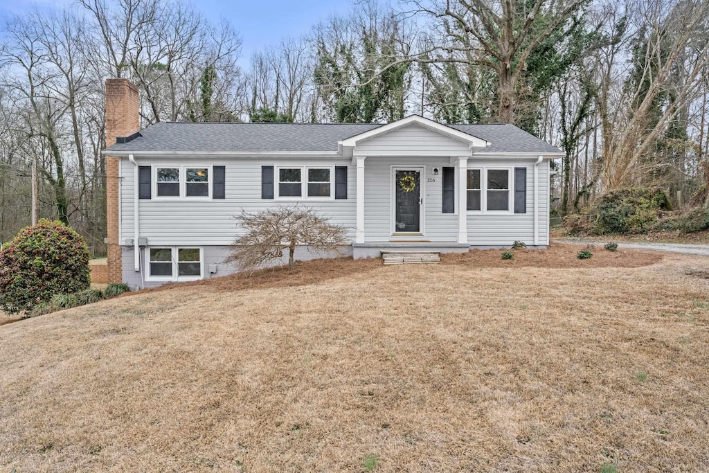 view of front of property featuring a front lawn