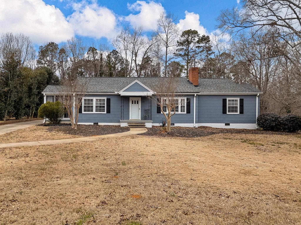 ranch-style house featuring a front yard