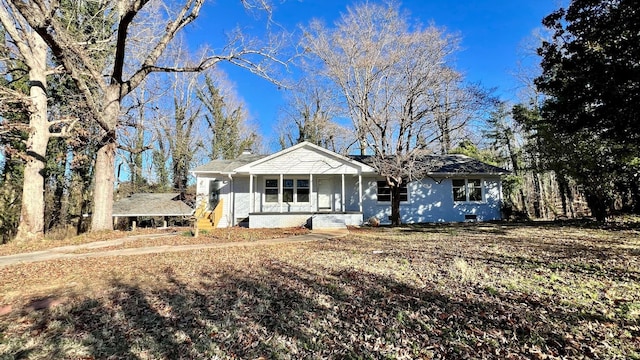 ranch-style house featuring covered porch