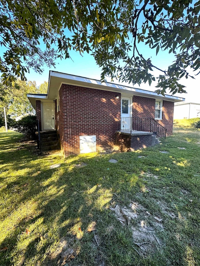 view of front of home with a front lawn