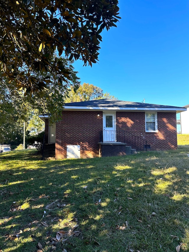 view of front facade with a front lawn