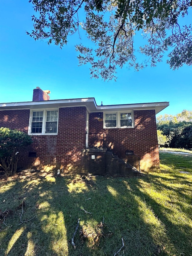 view of front of property featuring a front yard