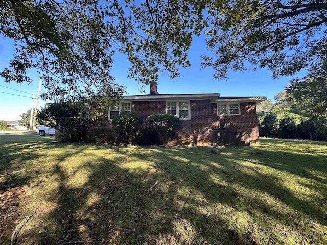 view of front of home featuring a front yard