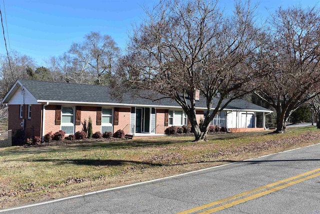 single story home featuring a front yard