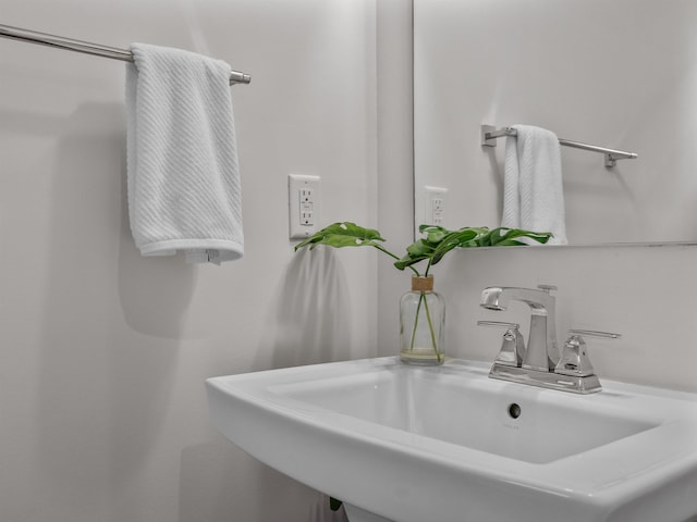 bathroom featuring sink